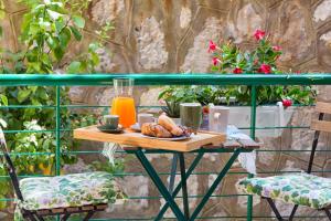 索伦托Millie's Place Sorrento的一张桌子,上面放着一盘面包和橙汁