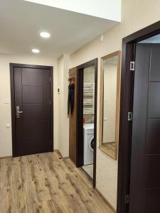 巴库里阿尼Krystal Resort Apartment A108的走廊设有门和洗衣机