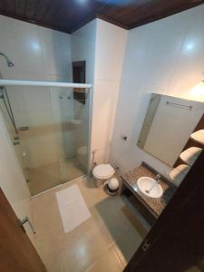 加罗帕巴Hotel Pousada Capão的带淋浴、卫生间和盥洗盆的浴室