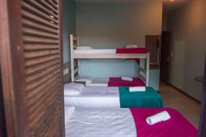 加罗帕巴Hotel Pousada Capão的客房内的两张双层床