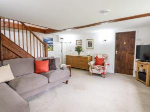 欧克汉普敦Nuthatch Cottage的带沙发和电视的客厅