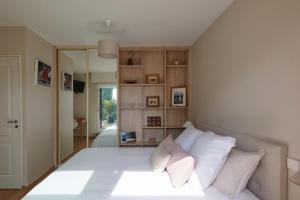 瓦讷Un Appartement PENTHOUSE d'Exception sur le Port de Vannes的卧室配有带白色枕头的大床
