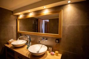 阿特米达Villa Artemis Leto的浴室设有2个水槽和镜子