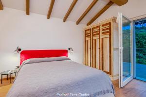 格拉齐Villa Ca Damare, TerreMarine的一间卧室设有红色的床和大窗户