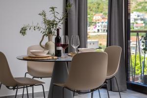 科米扎Residence THE ONE - new的餐桌、椅子和酒杯