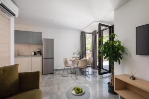科米扎Residence THE ONE - new的厨房以及带沙发和桌子的客厅。