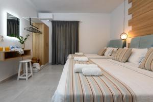 萨索斯Luxury Sirens Fresh的酒店客房,配有两张带毛巾的床