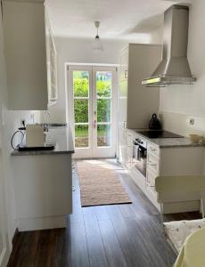 阿特湖畔努斯多夫Cottage am Attersee的厨房配有白色橱柜和台面