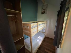 BeilenTrekkershut - 4 personen的一间卧室配有双层床
