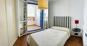 拉伊斯莱塔德尔摩洛Único apto de 3 dormitorios a 60 m de la playa en la Isleta, Cabo de Gata的一间卧室设有一张床,并有通往阳台的门