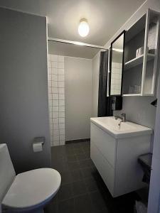 斯特伦松德诺第卡斯托姆桑德酒店的浴室配有白色水槽和卫生间。