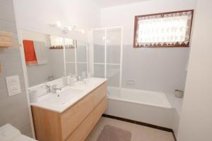 布里昂松Coquet appartement Type 2 de 56 m² en centre ville的白色的浴室设有水槽和浴缸。