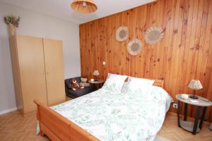 布里昂松Coquet appartement Type 2 de 56 m² en centre ville的一间卧室配有一张木墙床