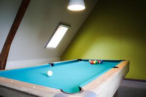 伊普尔Maison Remy的绿墙客房内的台球桌