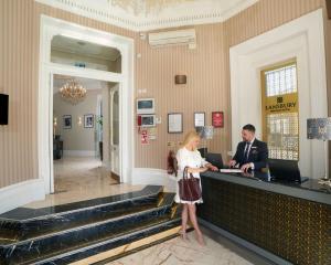 伦敦兰斯伯里文物酒店的站在柜台上的男女