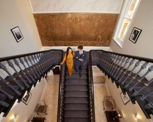 伦敦兰斯伯里文物酒店的走下楼梯的男人和女人