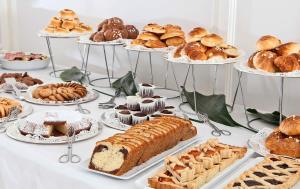 拉巴特里哈酒店的一张桌子,上面摆放着各种糕点和蛋糕
