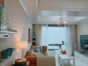 台中市草悟景观公寓的客厅配有沙发和桌子
