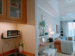 台中市草悟景观公寓的一个带水槽的厨房和一间客厅