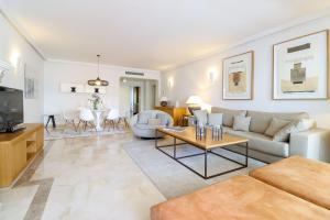马贝拉Family apartment with garden- Los Monteros Palm Beach的客厅配有沙发和桌子