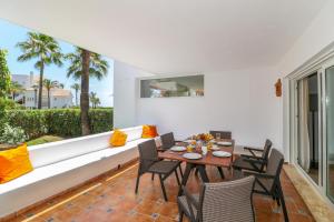 马贝拉Family apartment with garden- Los Monteros Palm Beach的一间带桌椅的用餐室