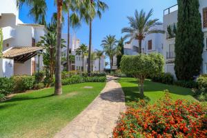 Family apartment with garden- Los Monteros Palm Beach外面的花园