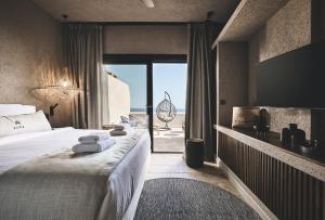 ProvatasNoma Milos - Delmar Collection的一间卧室设有一张床,享有海景