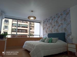 布宜诺斯艾利斯Recoleta Beatiful Gran Callao的一间卧室设有一张床和一个大窗户