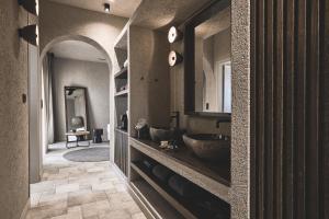 ProvatasNoma Milos - Delmar Collection的一间带两个盥洗盆和大镜子的浴室