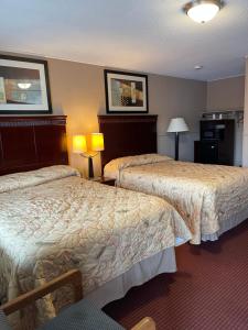 霍斯黑兹Travel Inn的一间酒店客房,房间内设有两张床