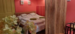 布达佩斯布达佩斯拉道伊街公寓的一间卧室配有一张粉红色墙壁的床