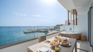 霍拉斯法基翁Sfakia Seaside luxury Suites的一张桌子,上面有食物,享有海景