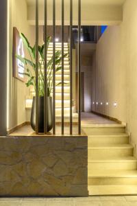 帕琉乔拉Casbah Boutique Hotel的一座种植盆栽植物的建筑中的楼梯