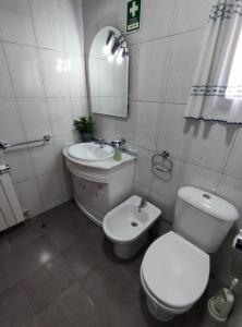 Casa Araújo的一间带卫生间和水槽的浴室
