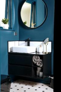 玛塔玛塔HOH - Hazel's Boudoir的蓝色的浴室设有水槽和镜子