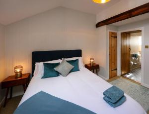 梅尔罗斯Postbox Cottage的一间卧室配有一张带蓝色枕头的大床
