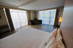 爱妮岛S Resort El Nido的一间卧室设有一张大床和一个大窗户