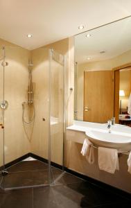 汉恩明登福拉克斯韦拉塔生态酒店的一间带水槽和淋浴的浴室