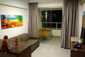 奥林匹亚Apartamento no Olímpia Park Resort (Melhor preço!)的客厅配有沙发和桌子
