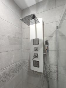 马尔萨斯卡拉Il-Girna的带淋浴的浴室和玻璃门