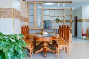 Cái RăngHung Phu Home & Apartment的一间带木桌和椅子的用餐室
