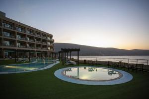 海塞卜阿塔那海塞卜酒店的水体前方设有两个游泳池的酒店