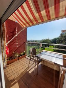 贝纳尔马德纳Aparthotel Minerva的设有一个配有桌子并享有美景的阳台。