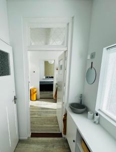 奥德多普Studio49的白色的浴室设有水槽和镜子