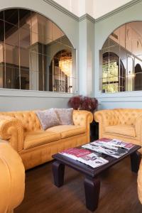 米兰孟特比安科莫肯巴酒店的客厅配有两张沙发和一张咖啡桌