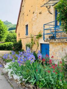 GrusseGîte La Source的一座建筑前的鲜花花园