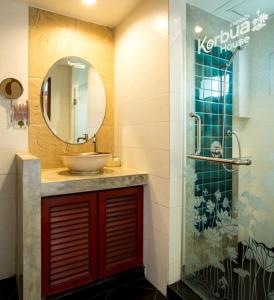 曼谷考巴豪斯酒店的一间带水槽和镜子的浴室