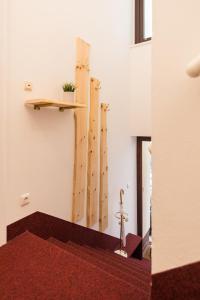 格蒙登Apartment Alexandra的墙上设有木柱的房间