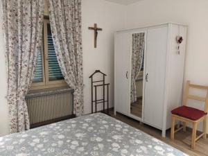 梅扎诺Casa Vanna的卧室配有一张床,墙上有十字架