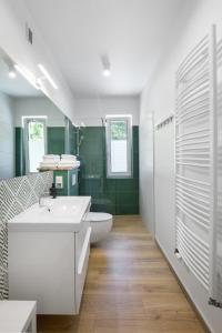 库多瓦-兹德鲁伊Apartamenty Wczasowa - komfort z rowerownią的浴室配有白色水槽和卫生间。